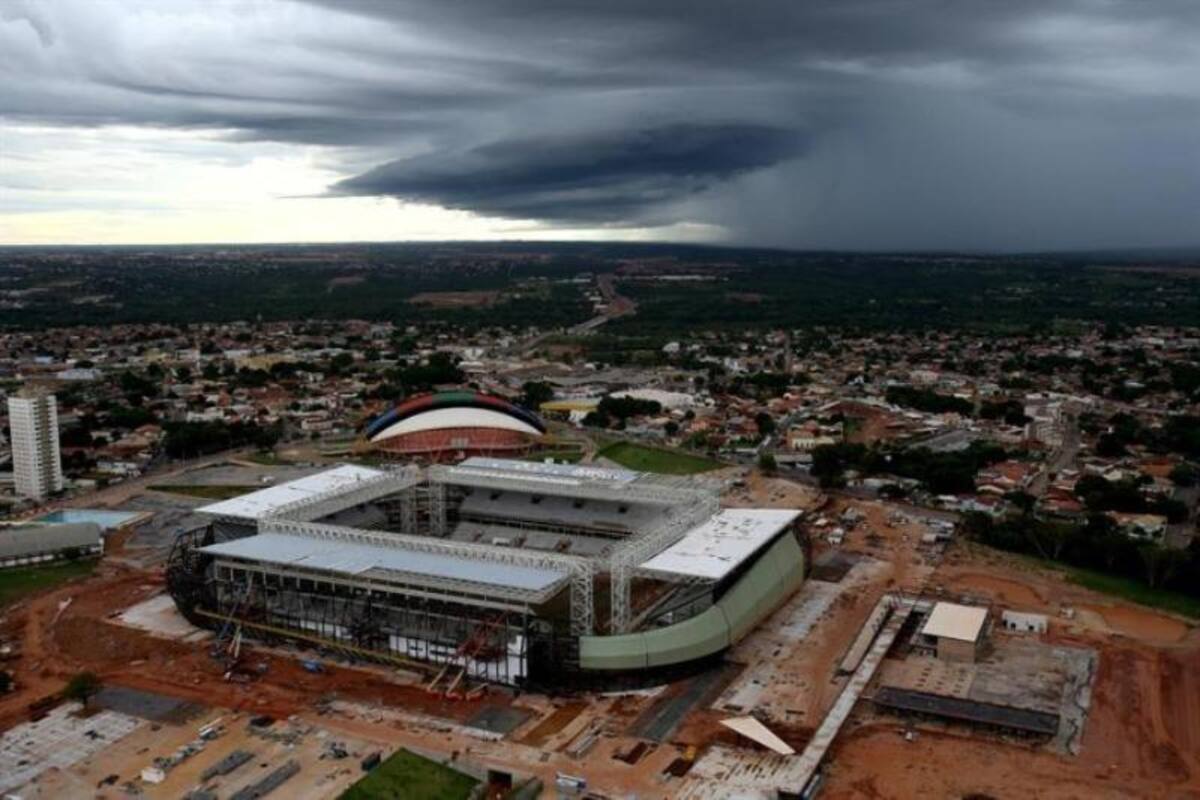 Aspecto general de las obras en Arena Pantanal, estadio de Cuiabá (capital de Mato Grosso) en Brasil. La sede del partido Colombia - Japón atrasó la entrega de las obras hasta mediados de febrero por problemas para contratar trabajadores.