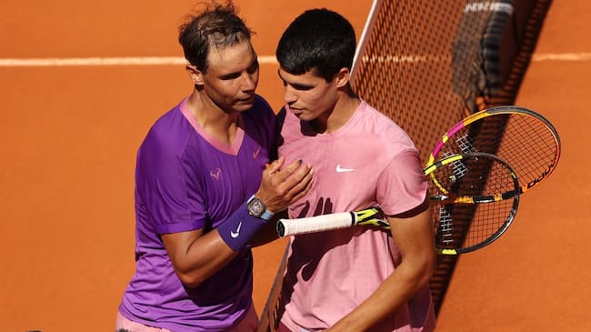Rafael Nadal saluda al jover Carlos Alcaraz al final del juego.