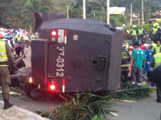 Siete policías heridos dejó volcamiento de tanqueta del Esmad en Medellín