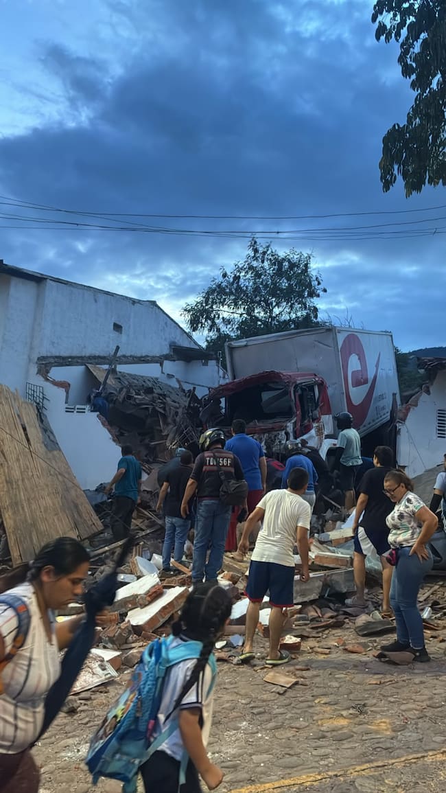 Tractocamión perdió el control y provocó grave accidente de tránsito en Girón, Santander