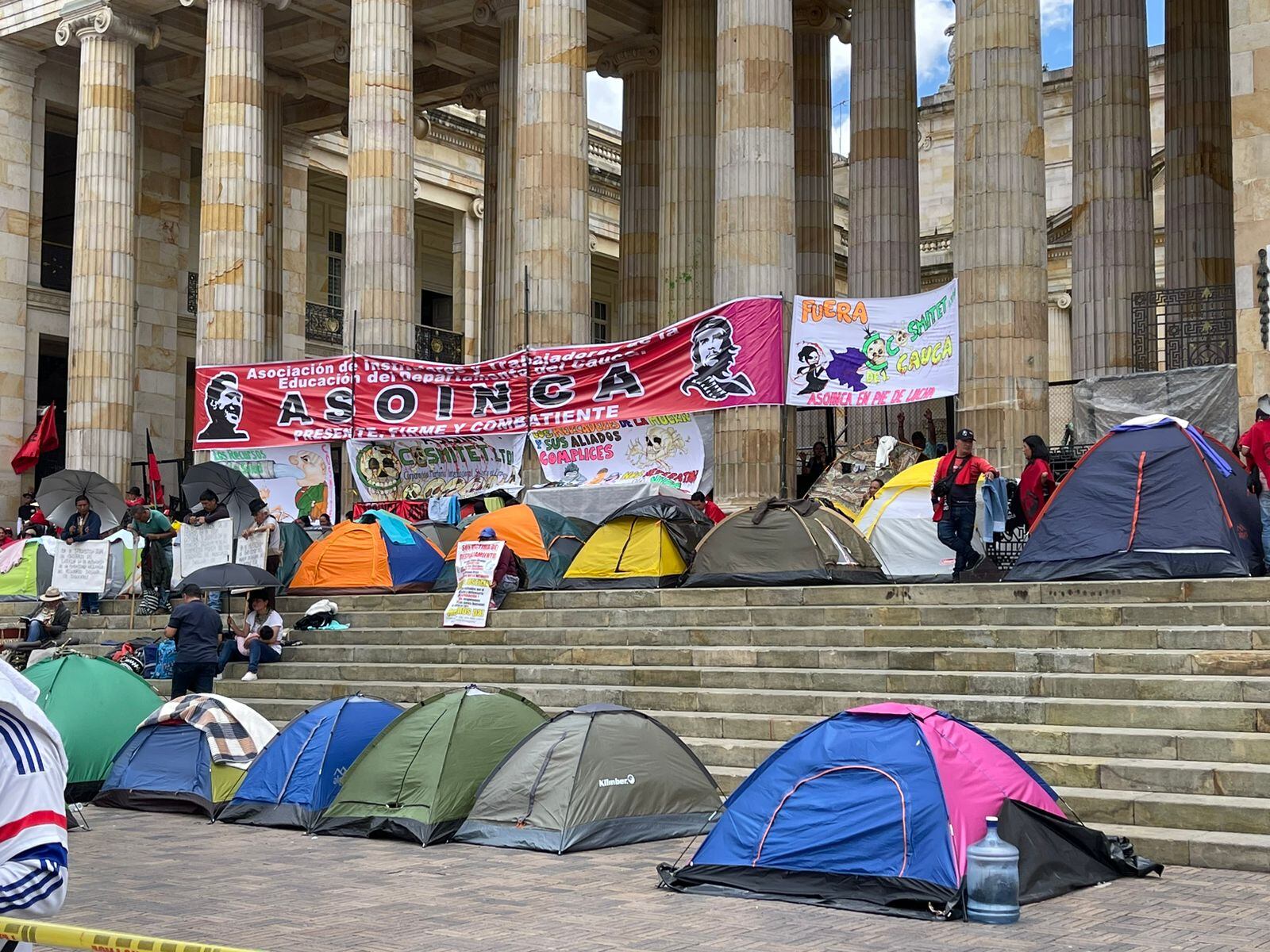 Un grupo de docentes y trabajadores oficiales de Asoinca afuera del Congreso, exigiendo que sean escuchados por el Gobierno Nacional. Foto: Caracol Radio Digital.