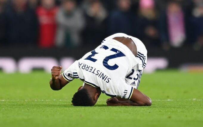 Luis Sinisterra tras sentir una molestia física en el duelo entre Leeds United y Manchester United (Photo by Michael Regan/Getty Images) / Michael Regan