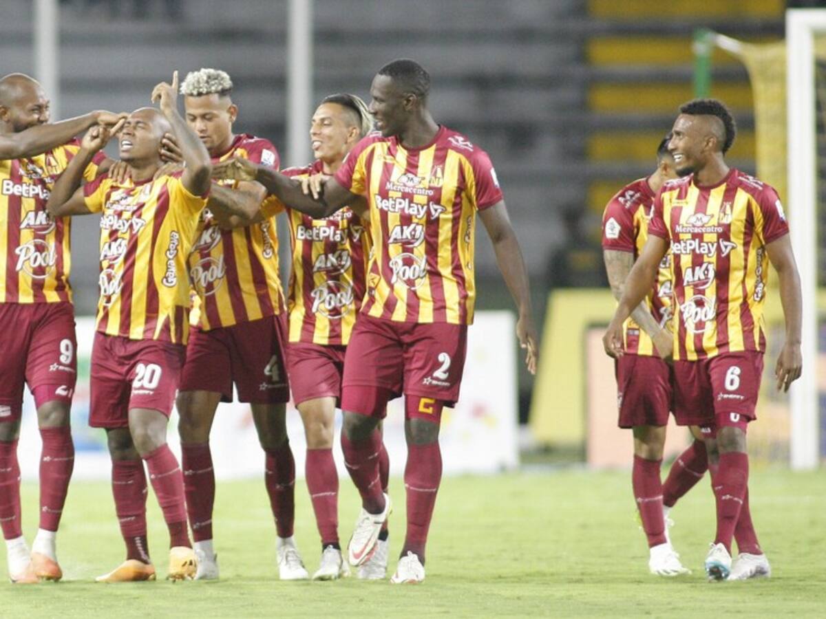 Video: Junior Hernández le hace competencia a Barrios y Mejía con espectacular golazo