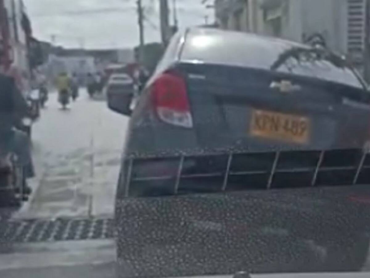 VIDEO: Hueco en desagüe por falta de rejilla genera accidentes en Cartagena