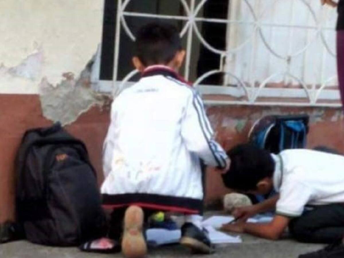 Niños toman clase en la calle