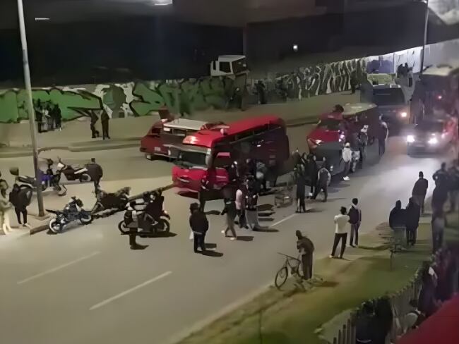 Tercer día de bloqueos en la Autopista Sur en Soacha por parte de conductores de transporte público
