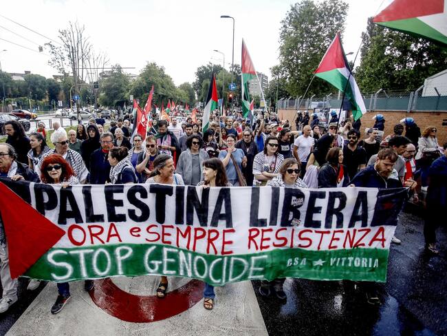Milan (Italy), 02/06/2024.- People attend a demonstration in support of the Palestinian people in Milan, Italy, 02 June 2024. More than 36,000 Palestinians and over 1,400 Israelis have been killed, according to the Palestinian Health Ministry and the Israel Defense Forces (IDF).