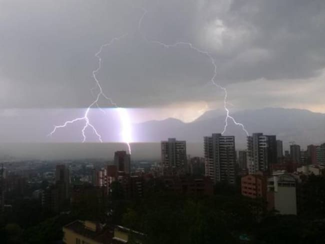 59 descargas eléctricas en Medellín e Itagüí en fuerte aguacero