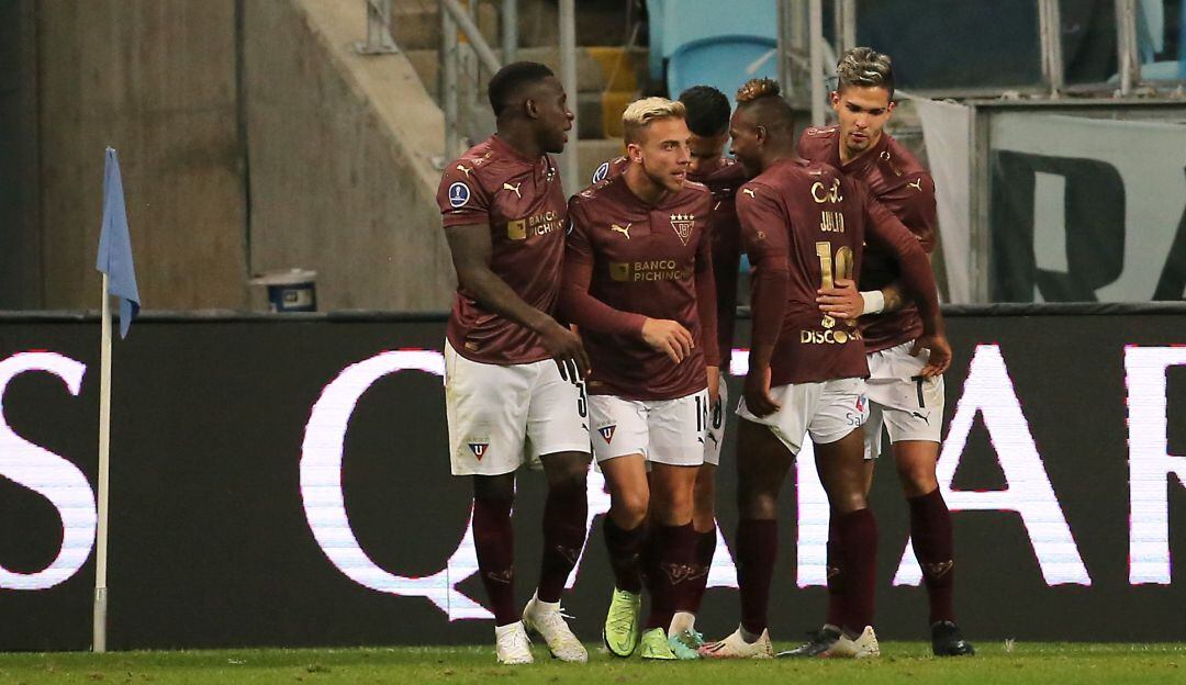 Los jugadores de Liga de Quito festejan el gol de la clasificación.