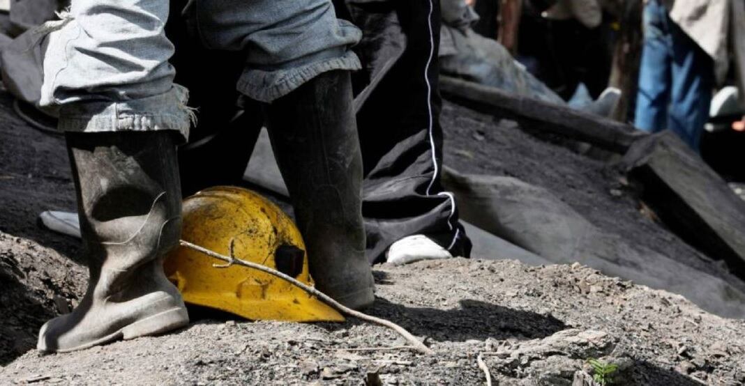 Autoridades buscan a tres mineros sepultados en mina ubicada en Zipaquirá.