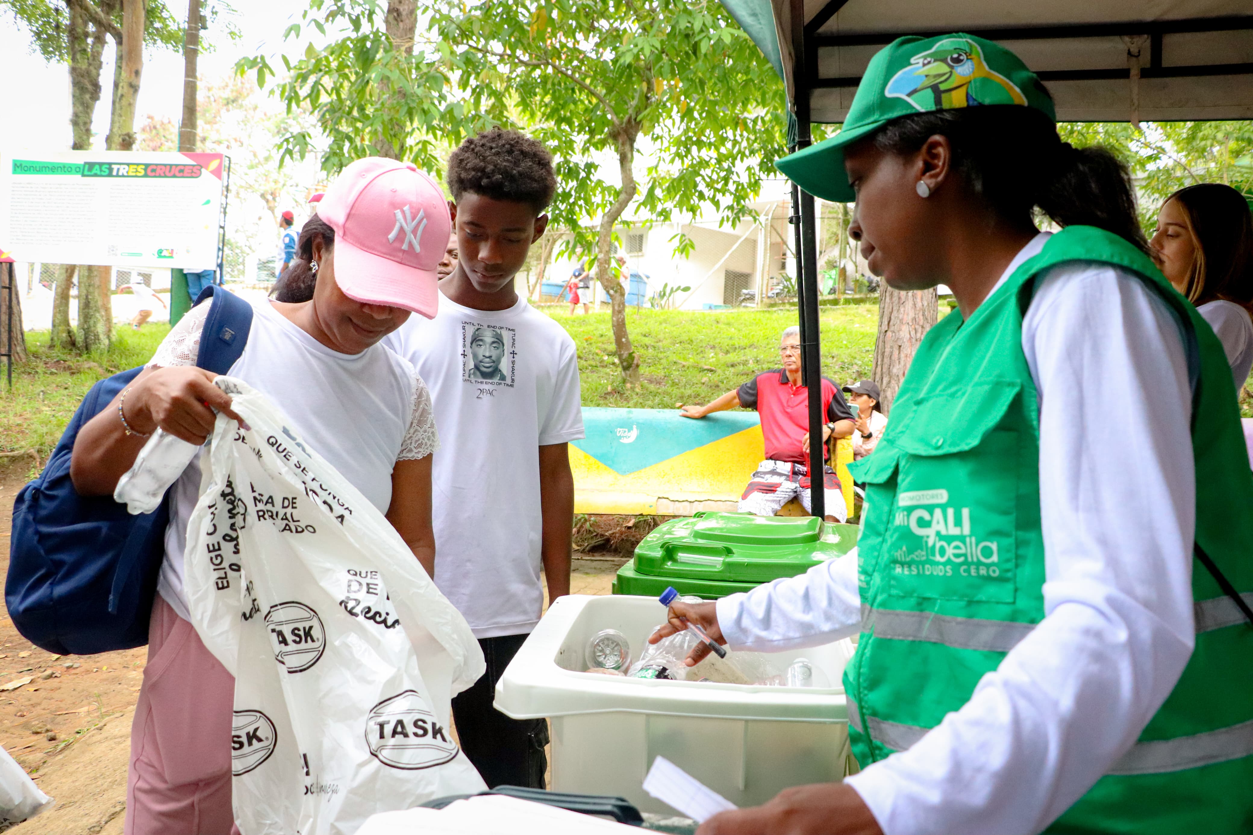Intercambio de botellas recolectadas en los cerros de Cali por suvenires / Foto: Uaesp