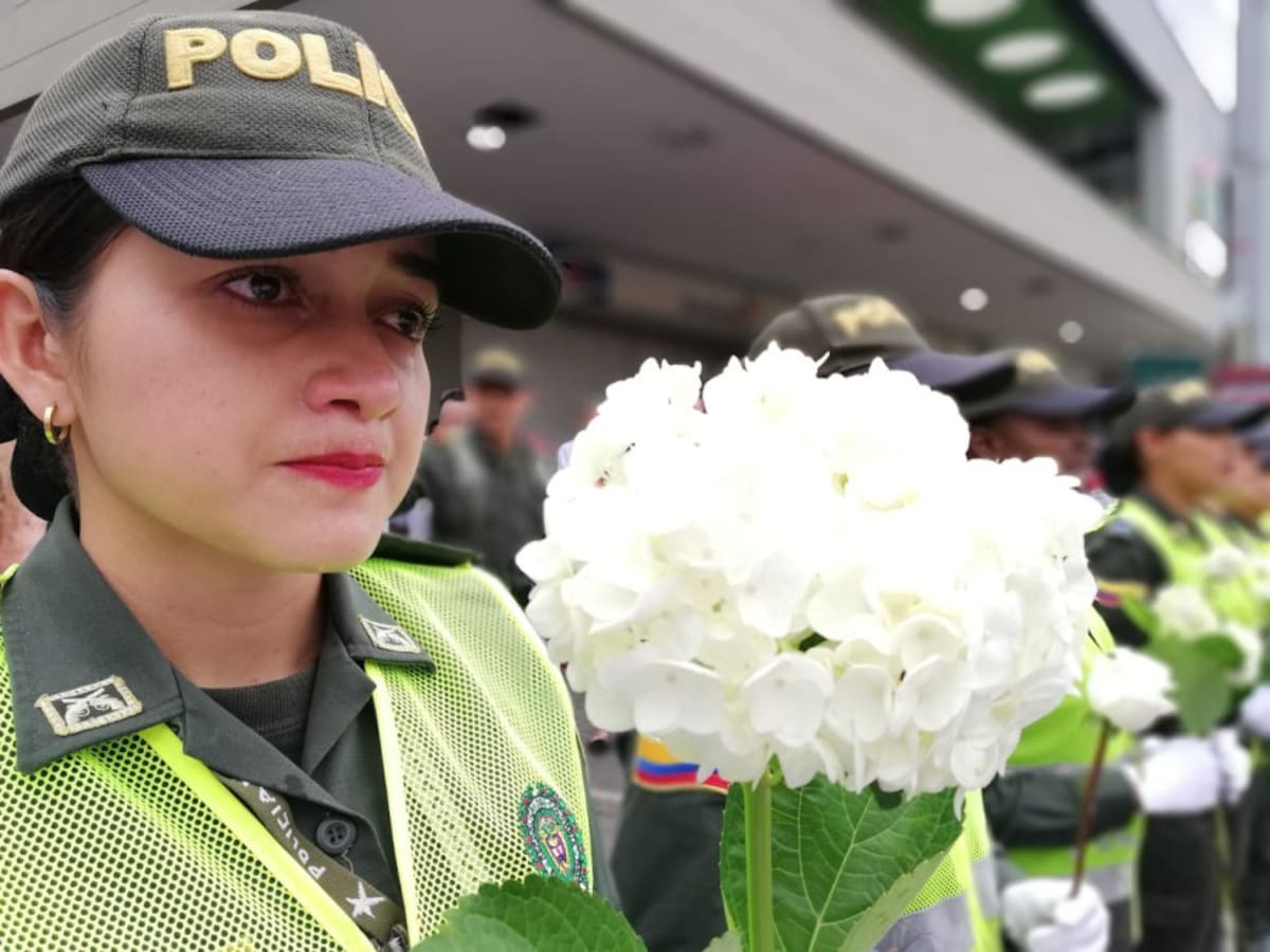 Miembros de la institución no aguantaron las lágrimas durante el minuto de silencio en homenaje a los cadetes muertos en Bogotá.