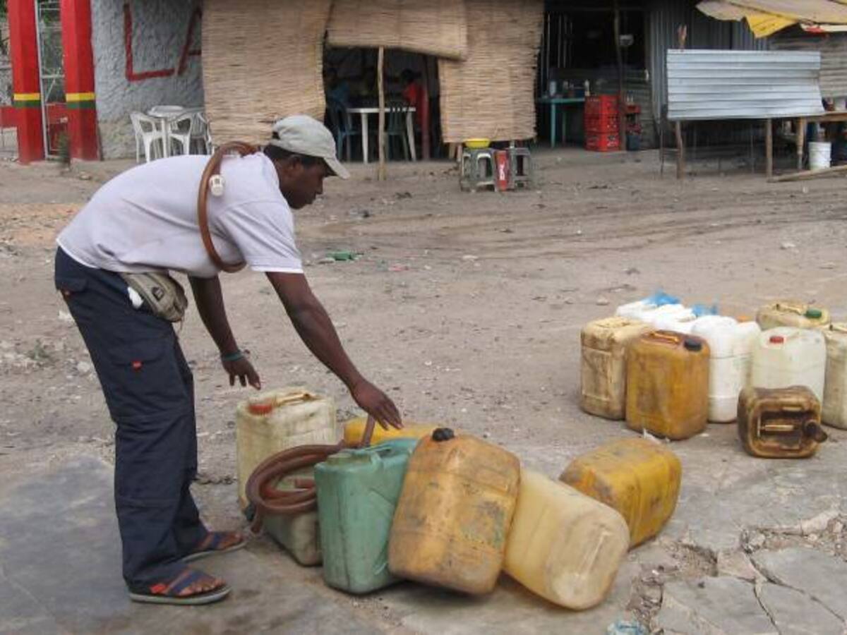 Autoridades en Cúcuta incautan gasolina colombiana que es revendida dentro de 'pimpinas' en la calle
