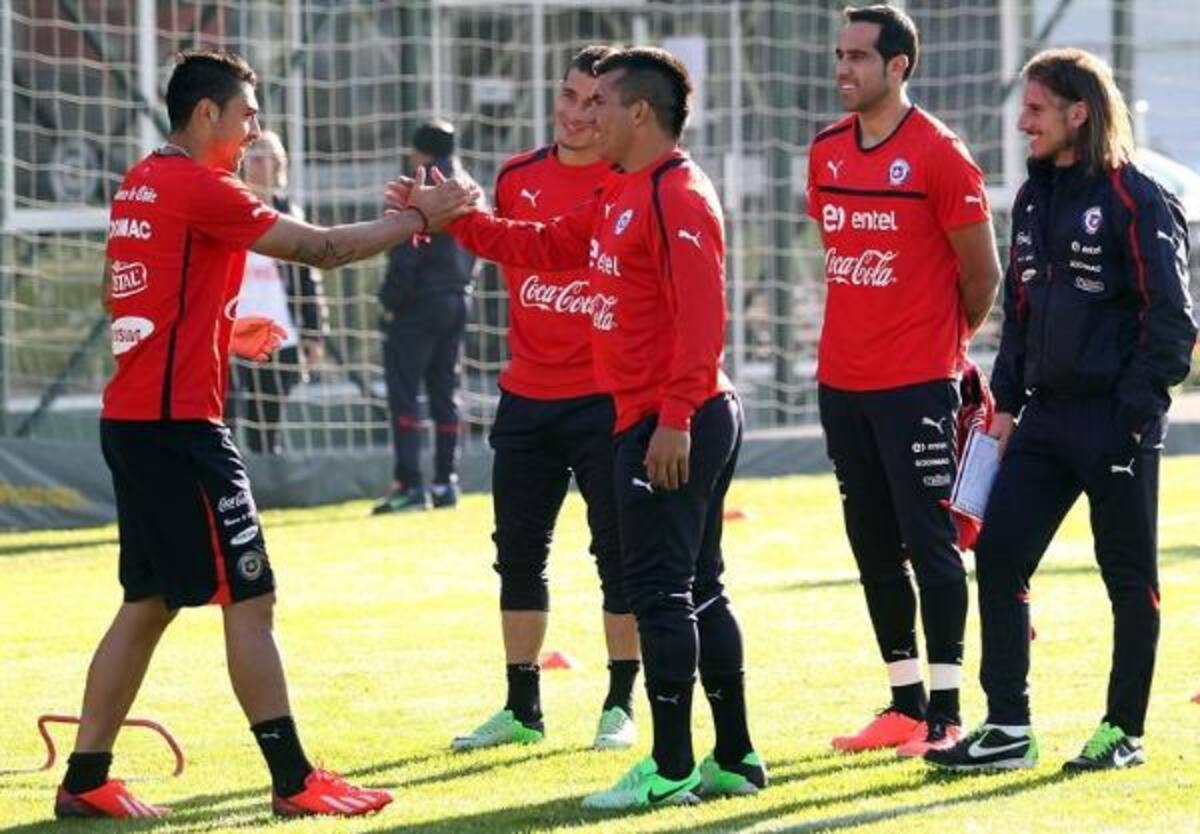 Los jugadores chilenos entrenan en el complejo deportivo Juan Pinto Durán, en Santiago de Chile. Foto: EFE
