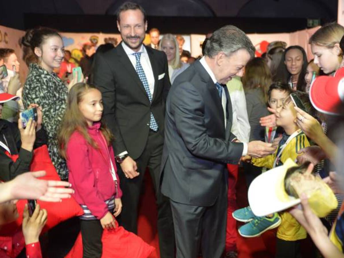 Presidente Santos saluda a colombianos en Oslo