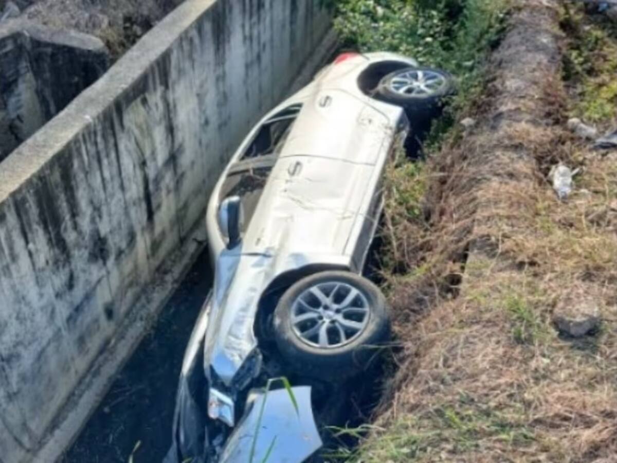 Carro se volcó y terminó en una cuneta cerca al peaje de Ceballos