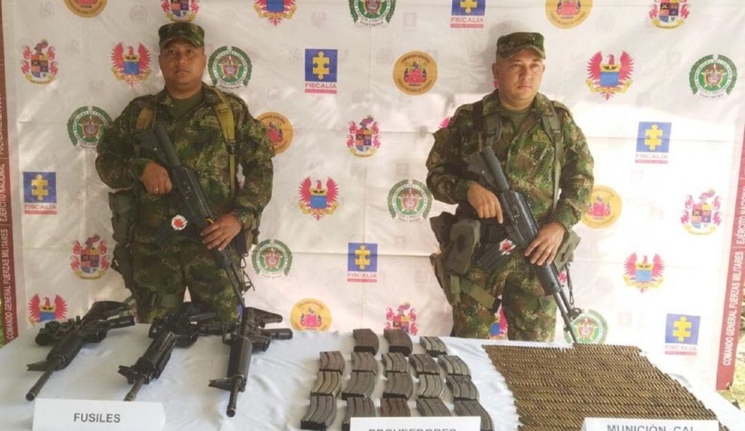 Dentro del material velico se logró incautar, proveedores, fusiles de asalto y cartuchos.