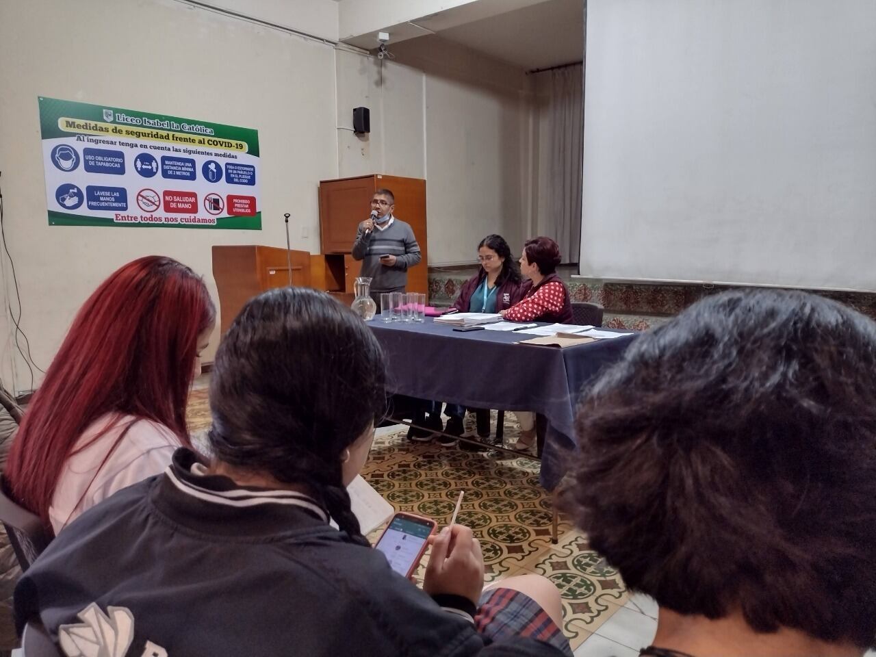 Mesa escolar entre la Alcaldía y la comunidad del INEM