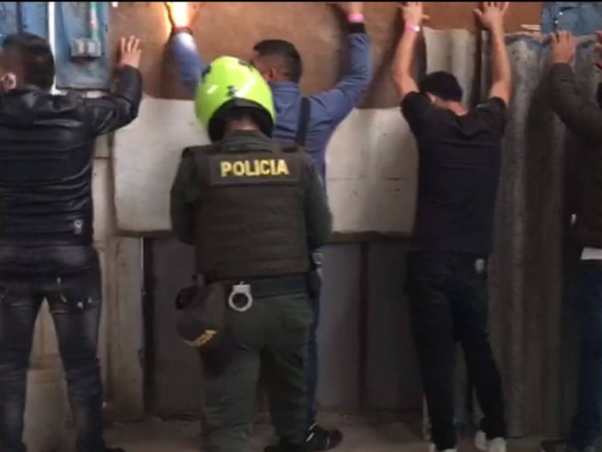 Capturan a 31 personas en una gallera en Kennedy pese a Alerta Naranja