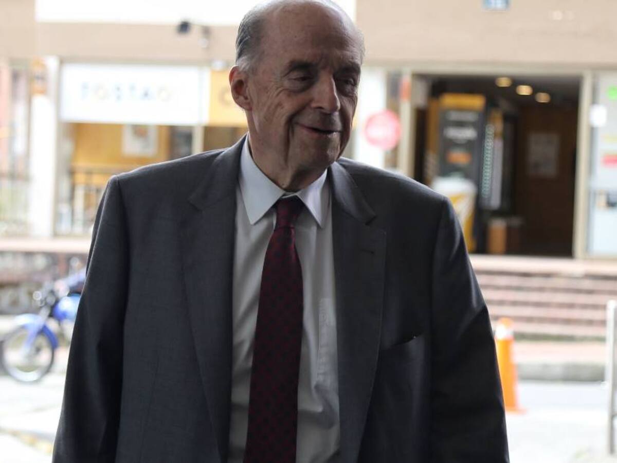 Tribunal ordena reajustar al 75% la pensión del canciller Álvaro Leyva