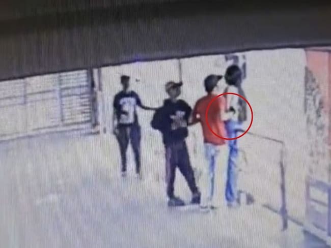 En video quedó grabado el momento en que roban a una mujer en Metrolinea.