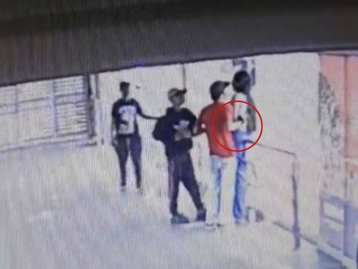 VIDEO: Así robaron a una mujer en plena estación de Metrolínea en Bucaramanga