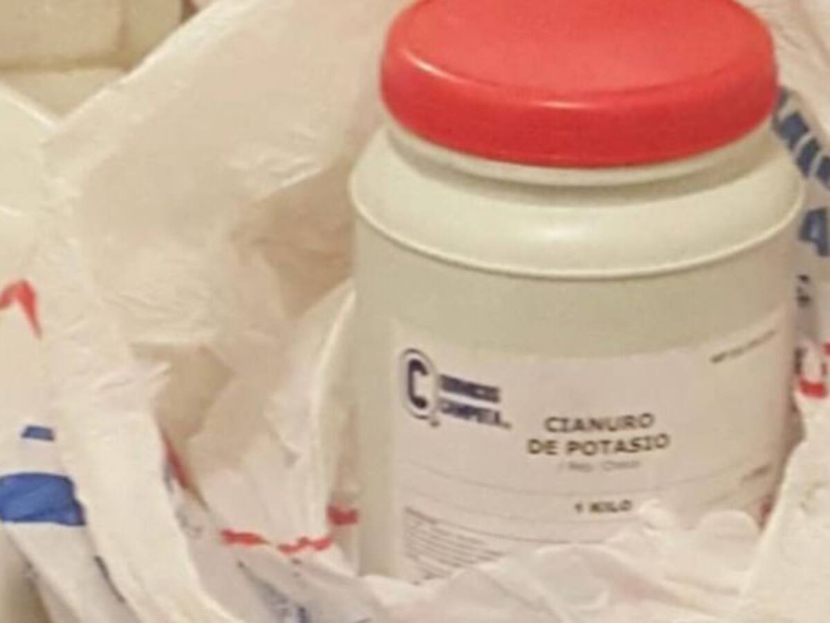 Inician análisis para establecer si hay ADN de Pizano en tarro de cianuro