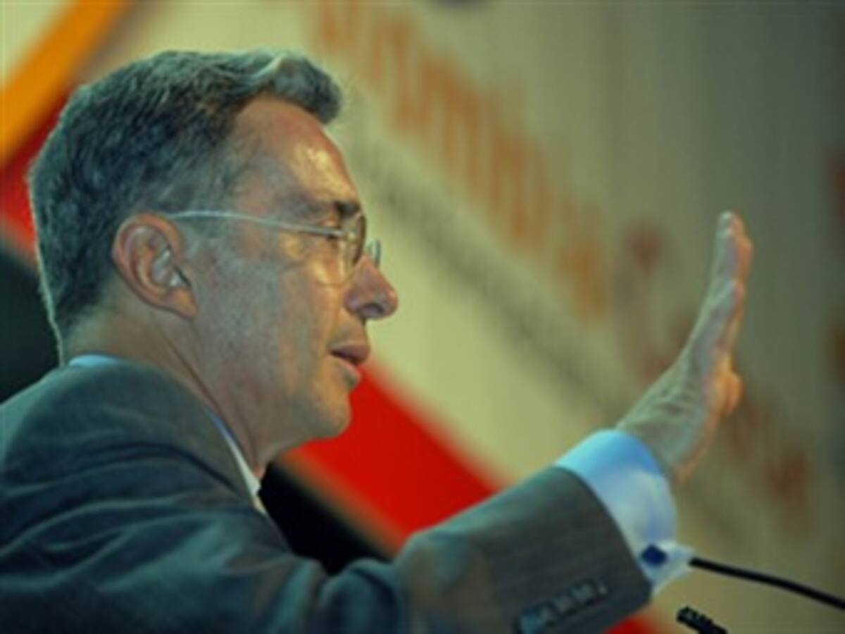 Uribe advierte a desmovilizados: irán a la cárcel si siguen delinquiendo