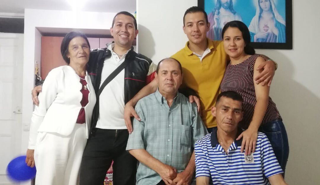 Fabio (camiseta de rayas) ya se reencontró con sus padres y hermanos en Santander. Su hermano Ángel (camiseta amarilla) lo encontró en Bogotá, cuando estaba de servicio policial.