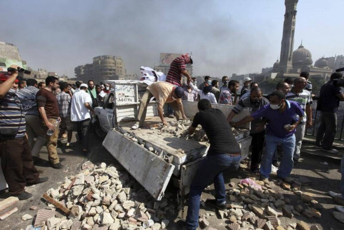 Los simpatizantes de los Hermanos Musulmanes y del depuesto presidente egipcio Mohamed Mursi se manifiestan en Nasr, El Cairo (Egipto),  los islamistas bautizarón  como "Viernes de la Ira". donde más de 30 personas murieron