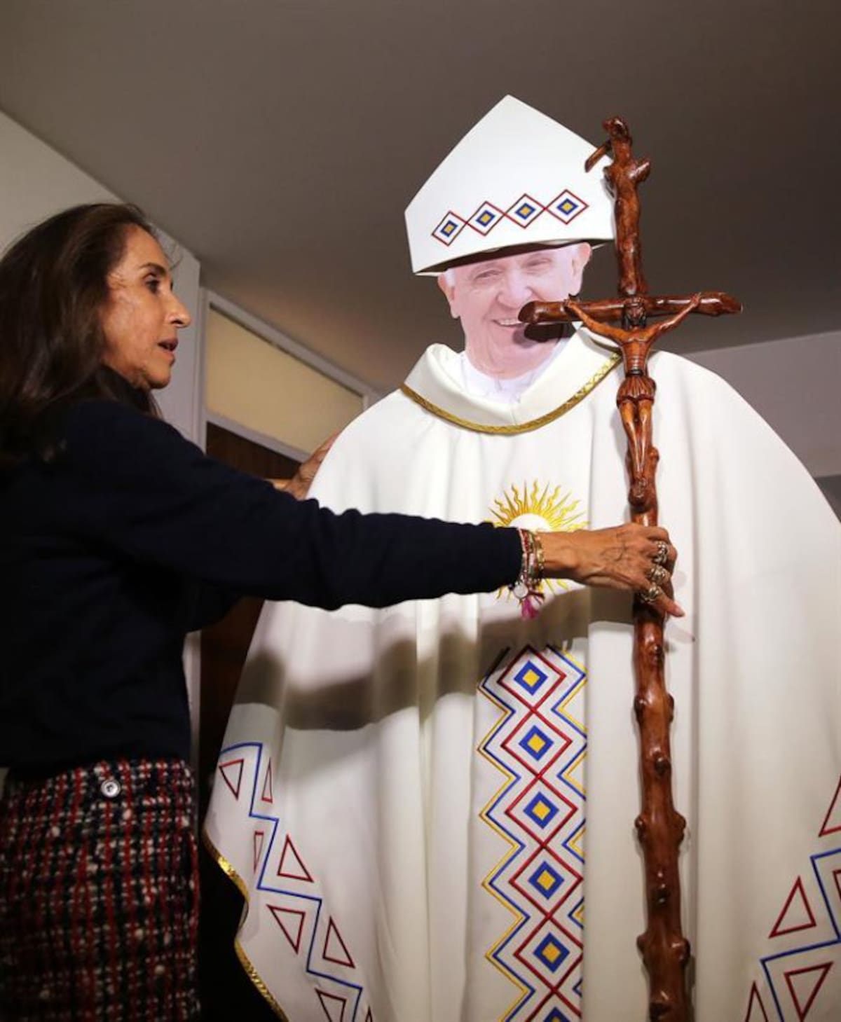 La diseñadora colombiana Pilar Castaño muestra la casulla y el báculo que utilizará el papa Francisco durante su visita a Colombia