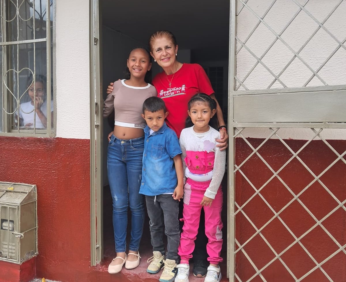 Jesús de 7 años de edad y su familia recibiendo su nueva casa en Armenia. Foto: Cortesía Fundación Pequeño Corazón