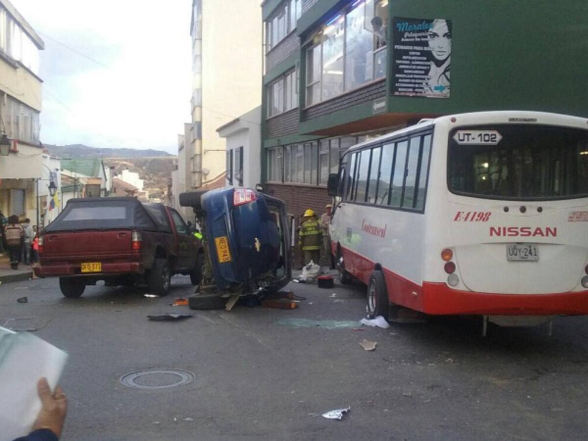 Bus sin frenos dejó por lo menos 8 heridos en el centro de Tunja