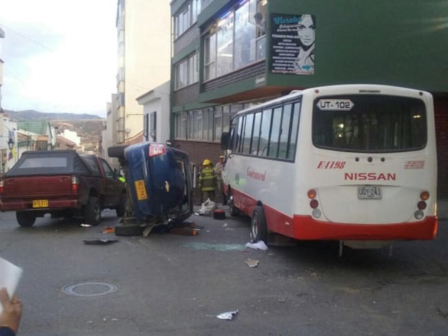 Bus sin frenos dejó por lo menos 8 heridos en el centro de Tunja