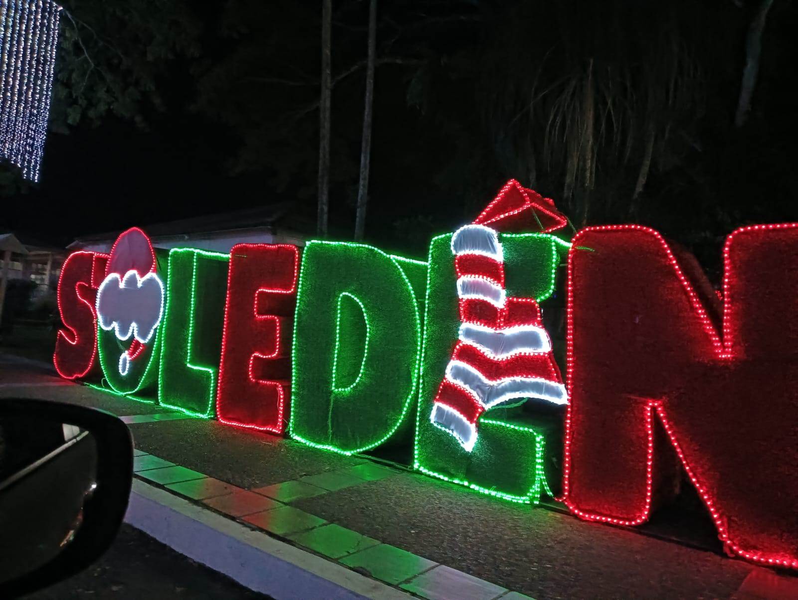 Alumbrado en el parque Soledén de Comfenalco, Quindío, Foto Adrián Trejos