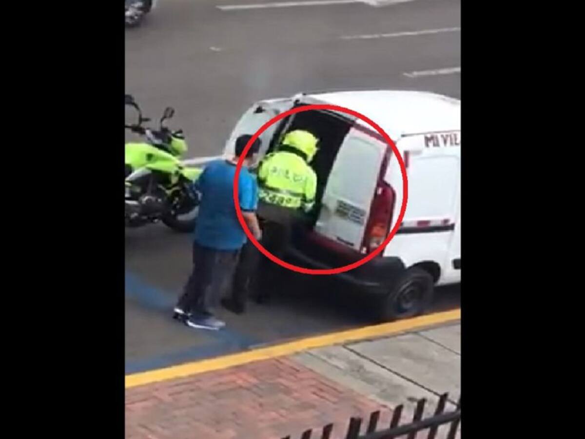 ¡Indignante! Policía es grabado en medio de un soborno
