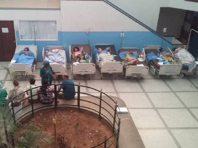 Médicos en Venezuela operan con luz de celular