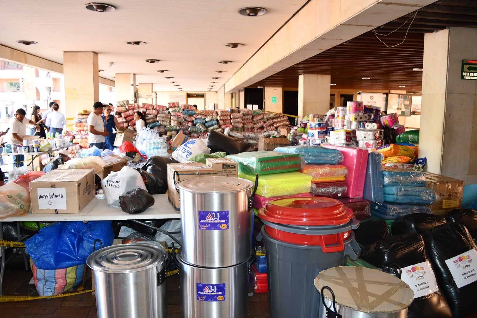 El centro de acopio en la Gobernación del Huila debió ser ampliado ante el volumen de donaciones recibidas. Foto Gobernación del Huila.