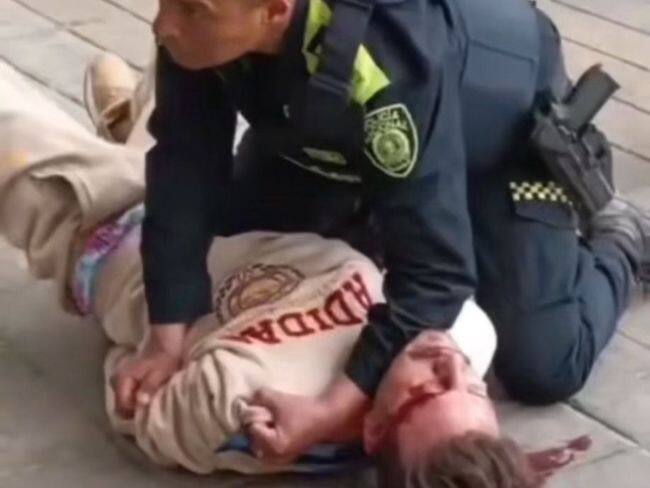 Hombre amenaza a trabajadora y agrede a uniformado en reconocido centro comercial en Bogotá