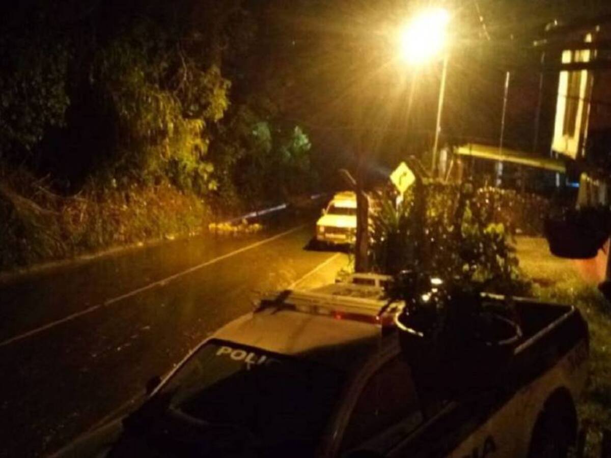 Vehículo que rodó por una ladera cerca a Neira, Caldas, dejó varios lesionados
