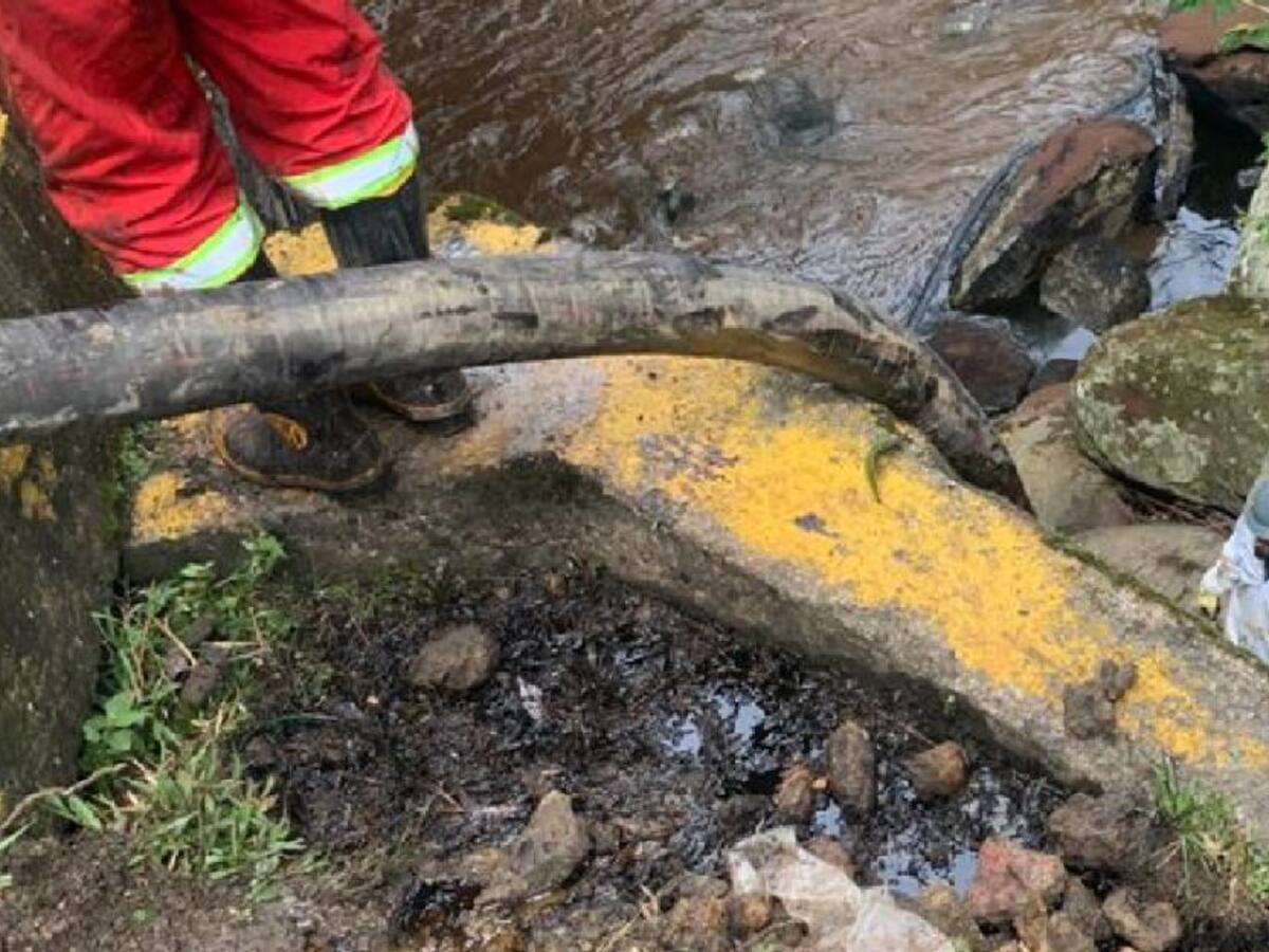 CAS pide no tomar agua del río Oibita mientras se limpia el crudo