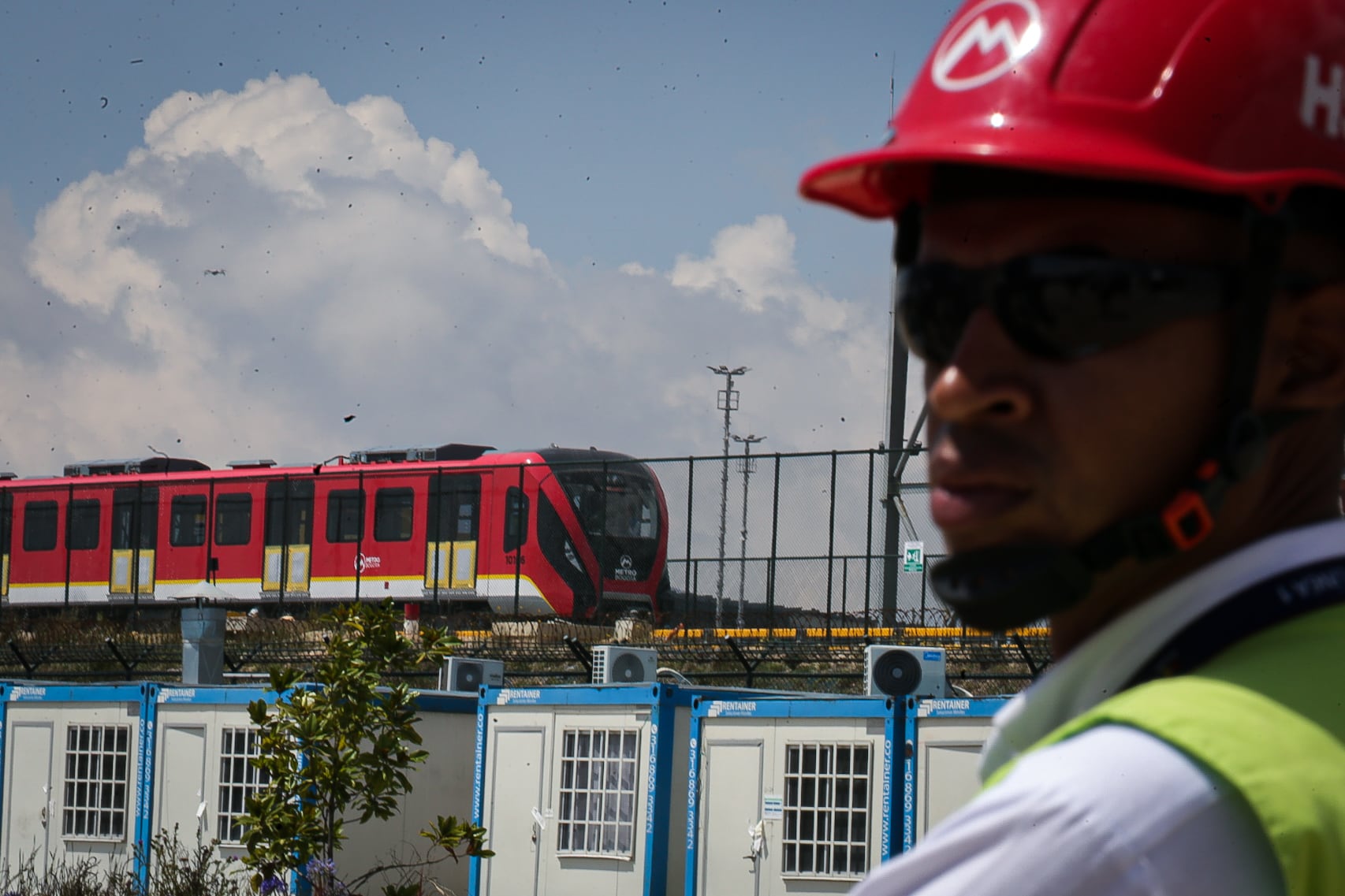 Los trenes de la Línea 1 del Metro de Bogotá junto a un funcionario público (Colprensa- Cristian Bayona).