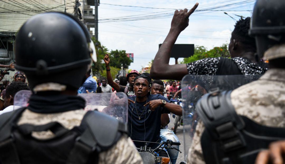 Protestas exigiendo mayor presencia policial para combatir bandas criminales en Haití.