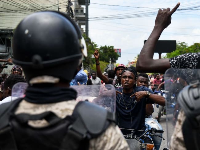 Protestas exigiendo mayor presencia policial para combatir bandas criminales en Haití.