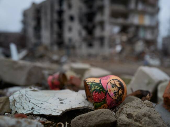 A Russian Matryoshka doll lays on rubles outside a bombed residential building on December 27, 2022 in Izyum, Ukraine. (Photo by Pierre Crom/Getty Images)