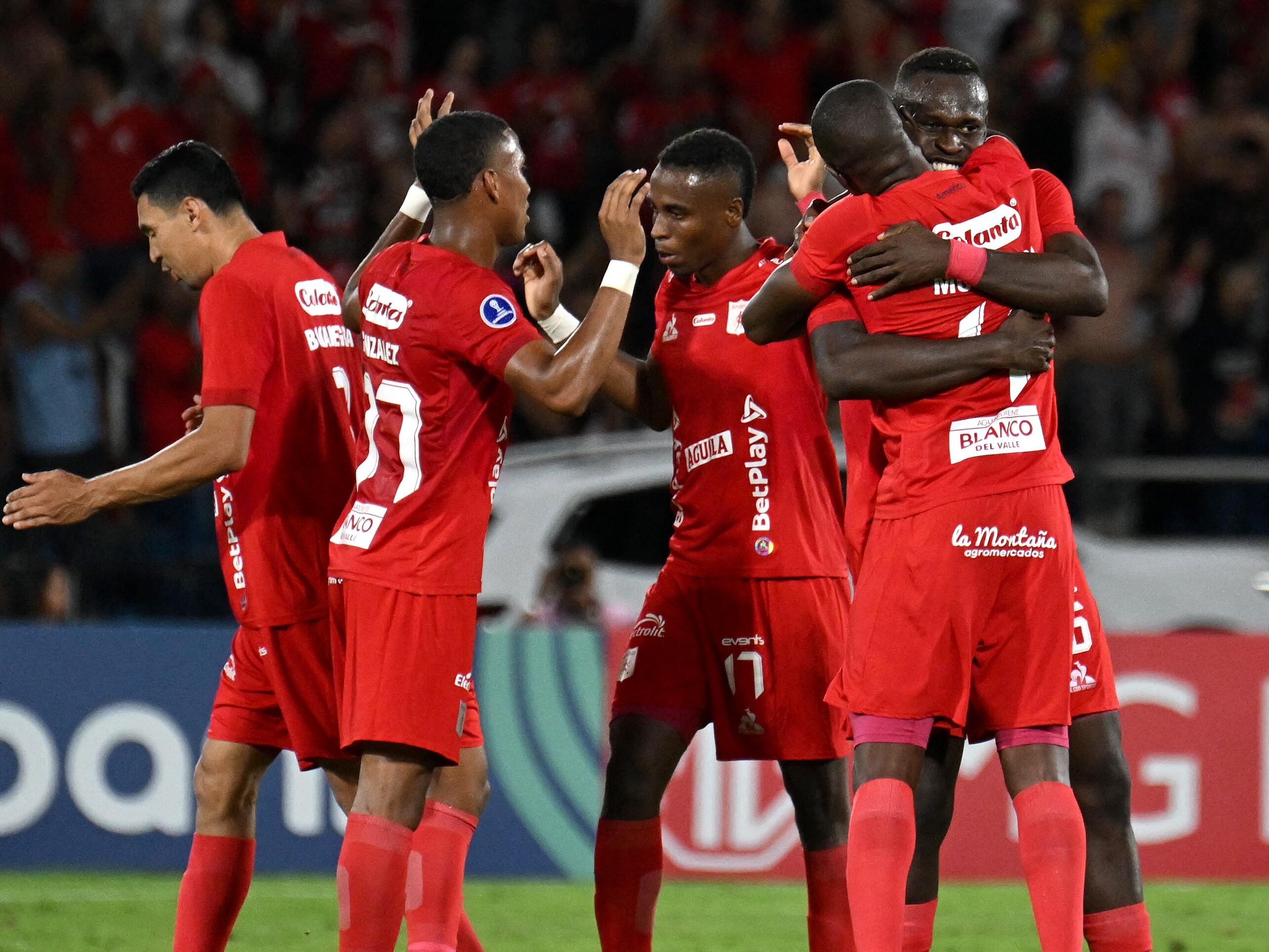Los jugadores de América de Cali celebran el triunfo ante Bahía. (Photo by JOAQUIN SARMIENTO/AFP via Getty Images)