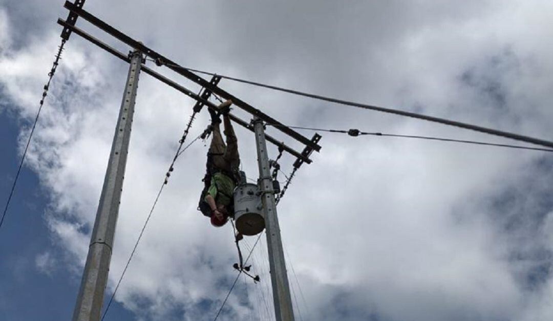 Paracaidista que chocó contra las cuerdas de energía.