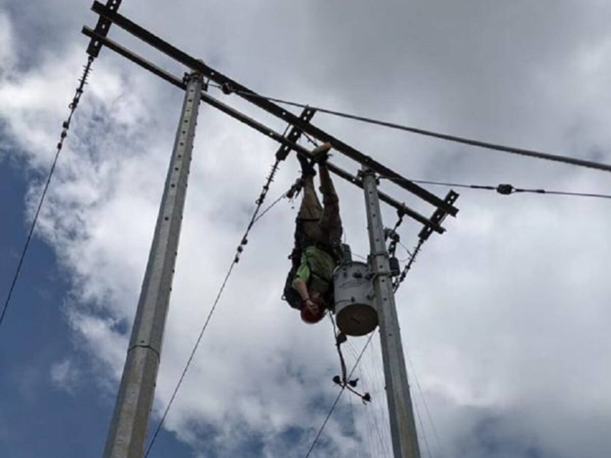 Rescatan parapentista que chocó contra un poste de la energía