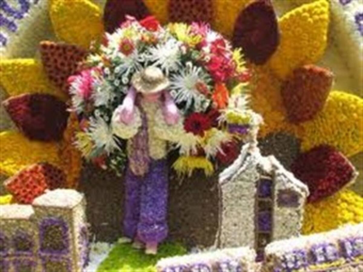 Comenzó instalación de los gigantes de flores en Medellín