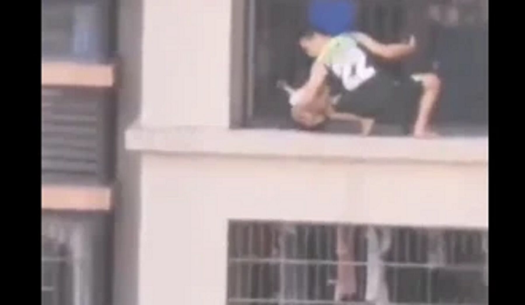 Hombre rescata a bebé que está en peligro de caer desde un séptimo piso | Captura de video